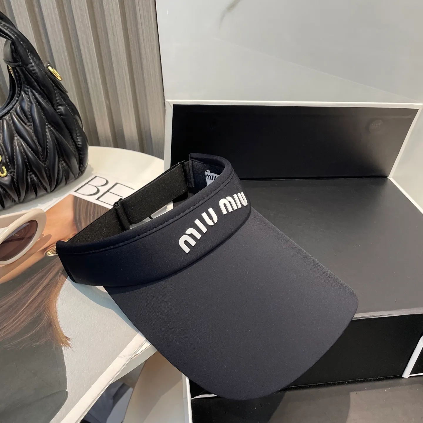 P60miumiuMiu Miu💞 Summer ice silk empty top hat. The empty top sun protection hat does not delay the ponytail~ The ice silk fabric is practical and beautiful! The design of the large brim can effectively block ultraviolet rays. Multiple colors available.