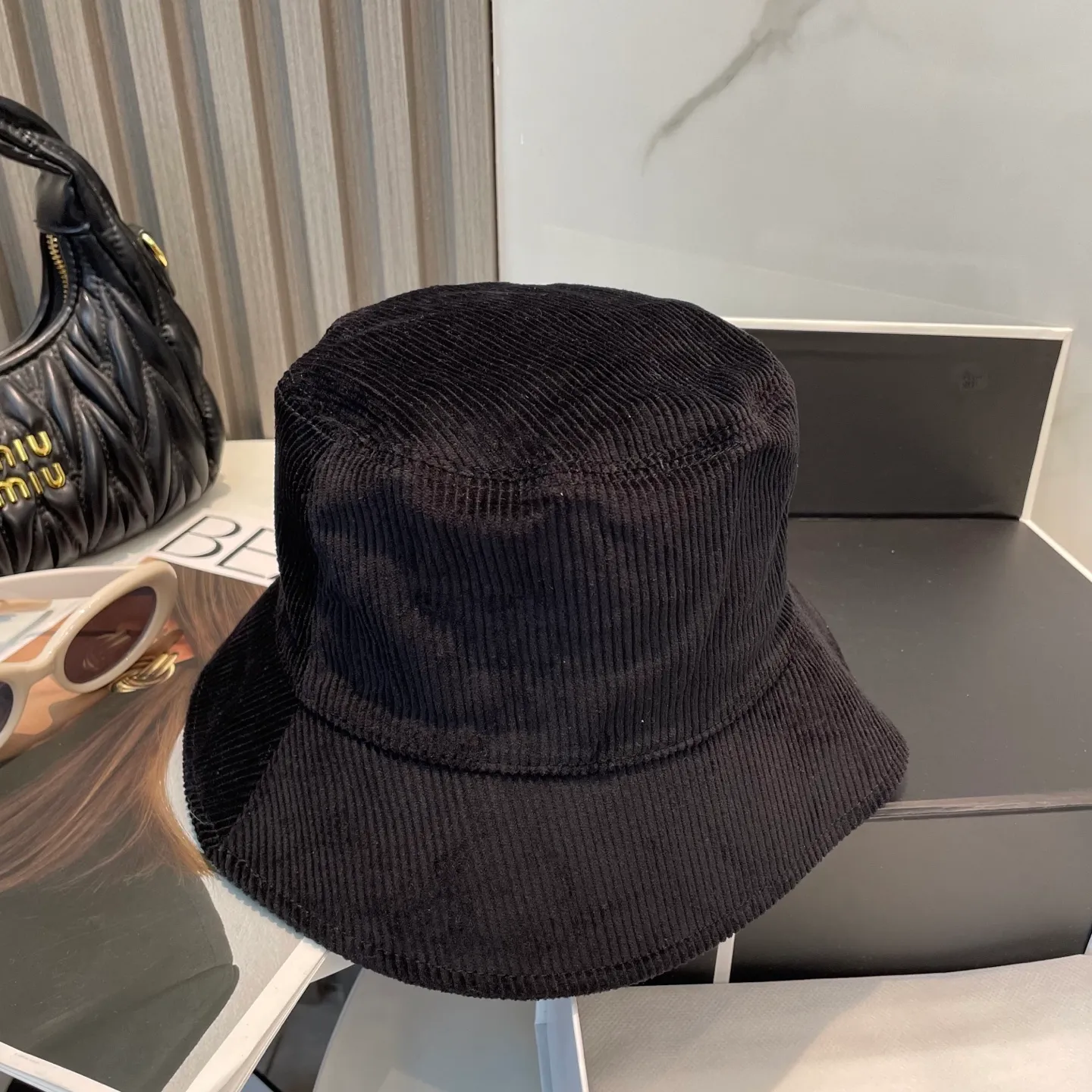P76 miumiu limited new corduroy fisherman hat/baseball cap, corduroy textured fisherman hat. A very attractive fisherman hat ~ the same style for men and women. It has its own atmosphere when going out every day. It feels great to change it occasionally.