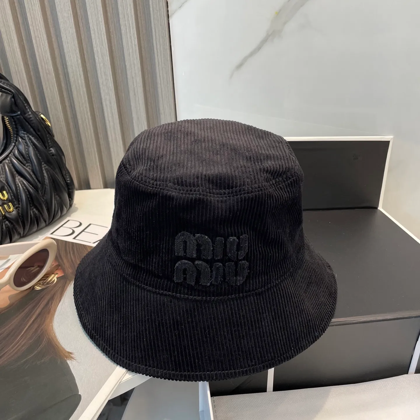 P76 miumiu limited new corduroy fisherman hat/baseball cap, corduroy textured fisherman hat. A very attractive fisherman hat ~ the same style for men and women. It has its own atmosphere when going out every day. It feels great to change it occasionally.
