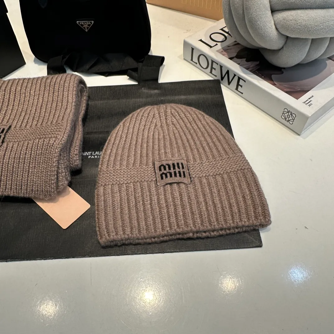 P200 miumiu two-piece knitted hat set, popular at Miumiu counter. Hat + scarf. New product released by Xiaohongshu. Very warm. High-elastic fabric. Classic colors. Same style for men and women.