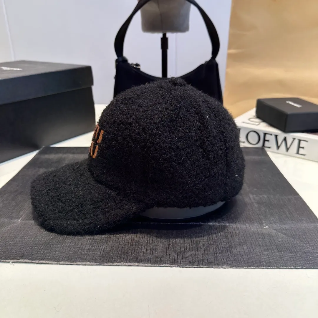 P56 Miumiu Miumiu new order style embroidered baseball cap🧢Big brand style is super easy to match, get it now!