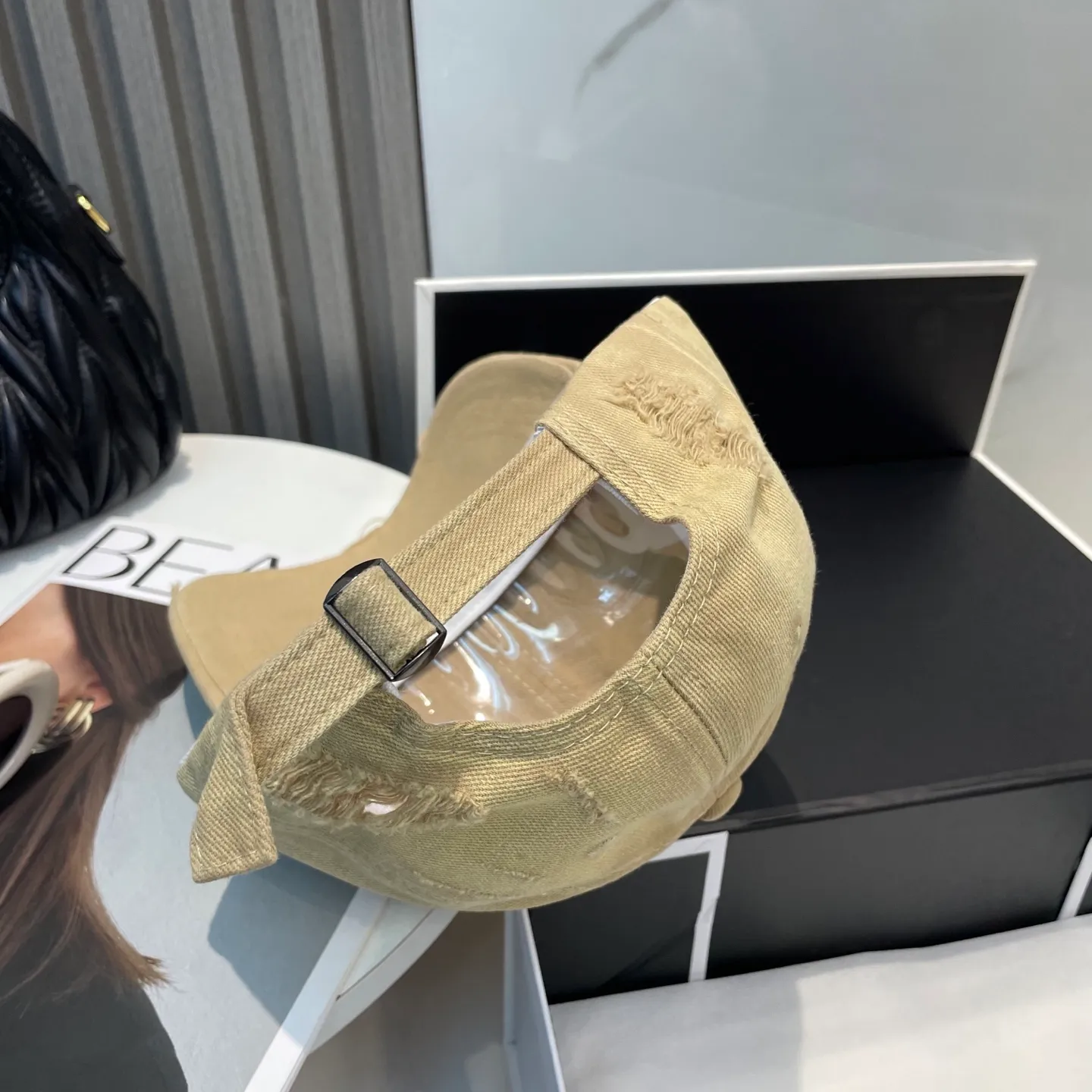 P60 miumiu new solid color baseball cap, the hottest color at the moment - full of street style! Trendy and versatile, Xiaohongshu grows grass, poison, get your boyfriend, and cool together