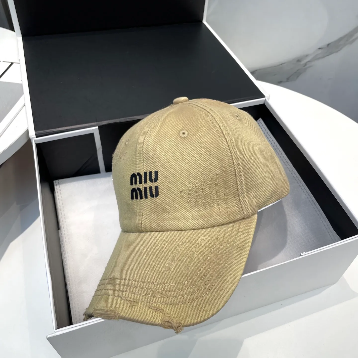 P60 miumiu new solid color baseball cap, the hottest color at the moment - full of street style! Trendy and versatile, Xiaohongshu grows grass, poison, get your boyfriend, and cool together