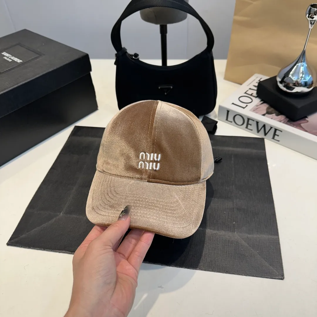 P60 miumiu 25 autumn and winter new velvet letter embroidered baseball cap