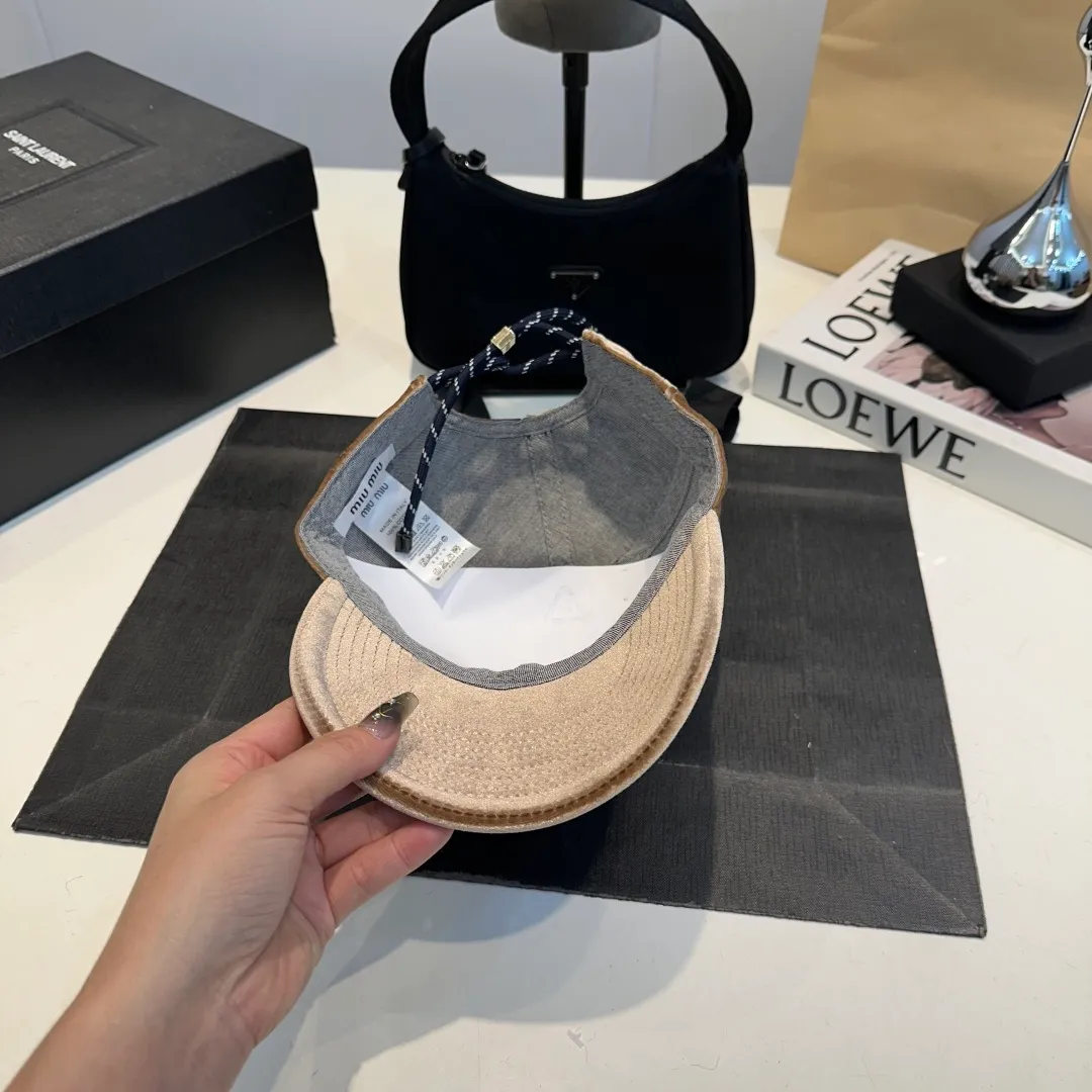 P60 miumiu 25 autumn and winter new velvet letter embroidered baseball cap