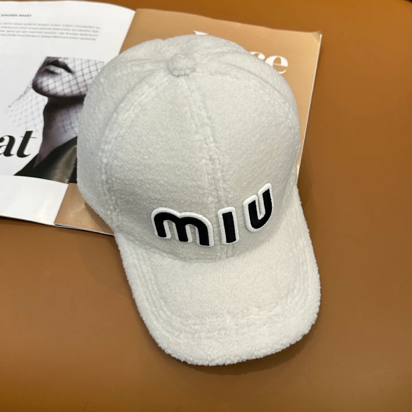 P56 miumiu~The new autumn and winter lamb wool baseball cap~ It is a super perfect interpretation of the sweet and cool style. I just love it so much❤️ The top is sexy and handsome. Both are online! No girl can refuse a fluffy item.