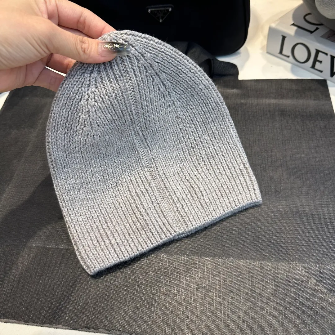 P50 MiuMiu Miu Miu's best-selling model, miumiu's new fall and winter counter knitted woolen hats for men and women, with first-class texture, perfect for going out on the street!