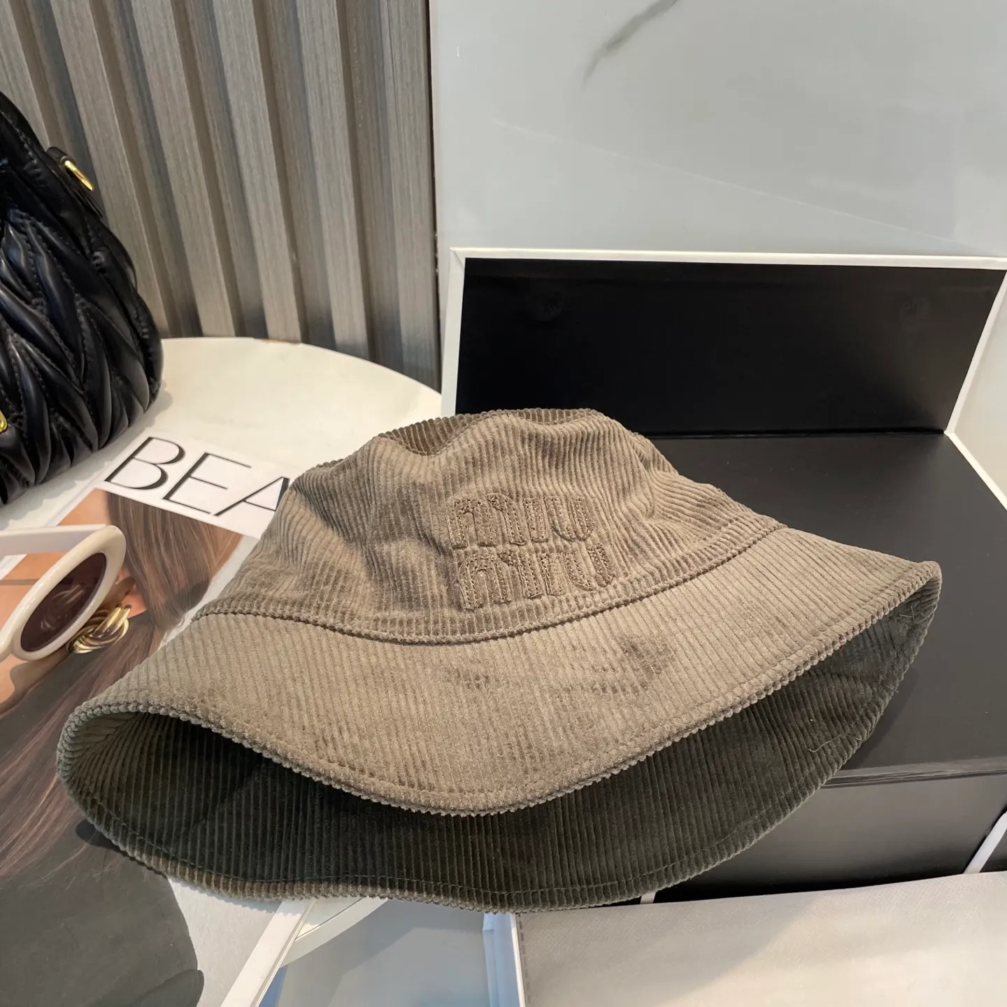 P76 miumiu limited new corduroy fisherman hat/baseball cap, corduroy textured fisherman hat. A very attractive fisherman hat ~ the same style for men and women. It has its own atmosphere when going out every day. It feels great to change it occasionally.