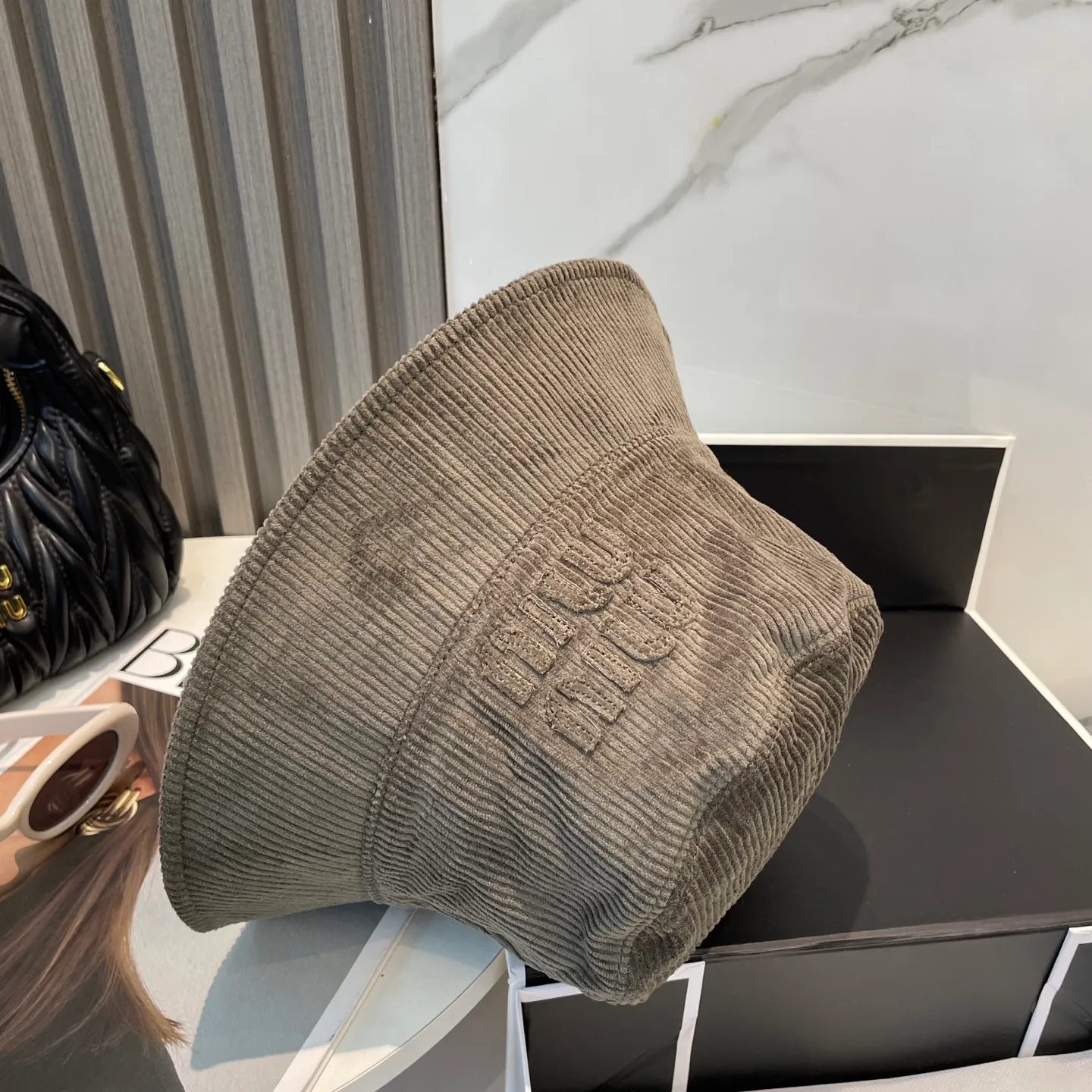 P76 miumiu limited new corduroy fisherman hat/baseball cap, corduroy textured fisherman hat. A very attractive fisherman hat ~ the same style for men and women. It has its own atmosphere when going out every day. It feels great to change it occasionally.
