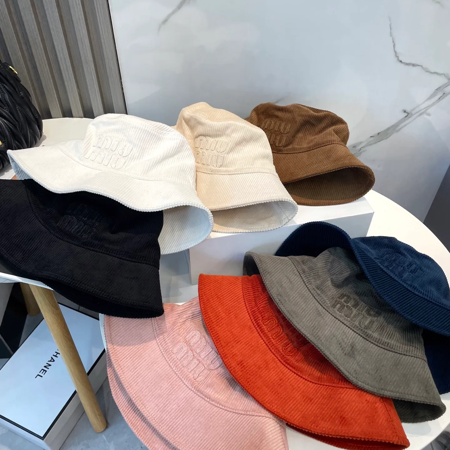 P76 miumiu limited new corduroy fisherman hat/baseball cap, corduroy textured fisherman hat. A very attractive fisherman hat ~ the same style for men and women. It has its own atmosphere when going out every day. It feels great to change it occasionally.