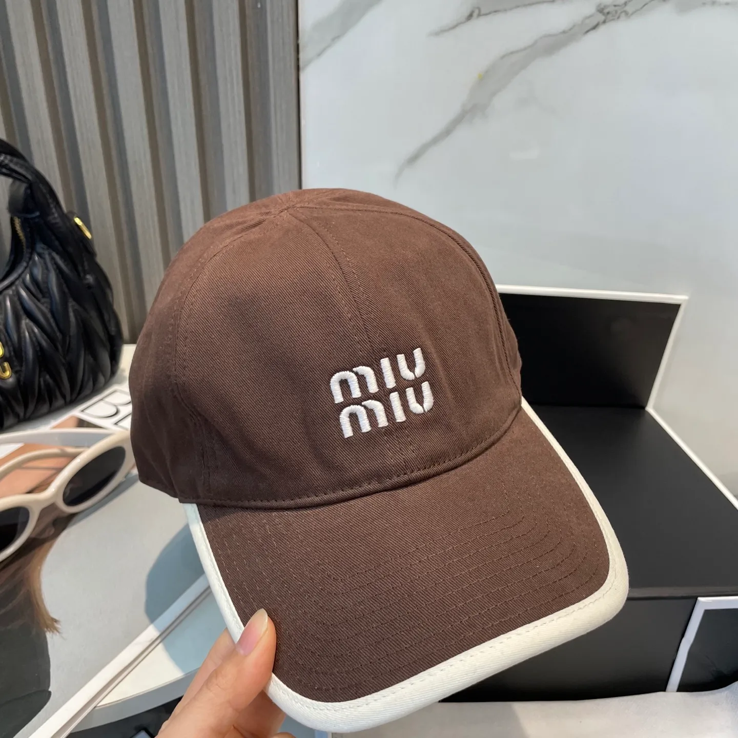 P60💛 Comes with dust bag. [Miumiu Miu Miu] New order style embroidered baseball cap🧢Big brand style is super easy to match, hurry up and get it!