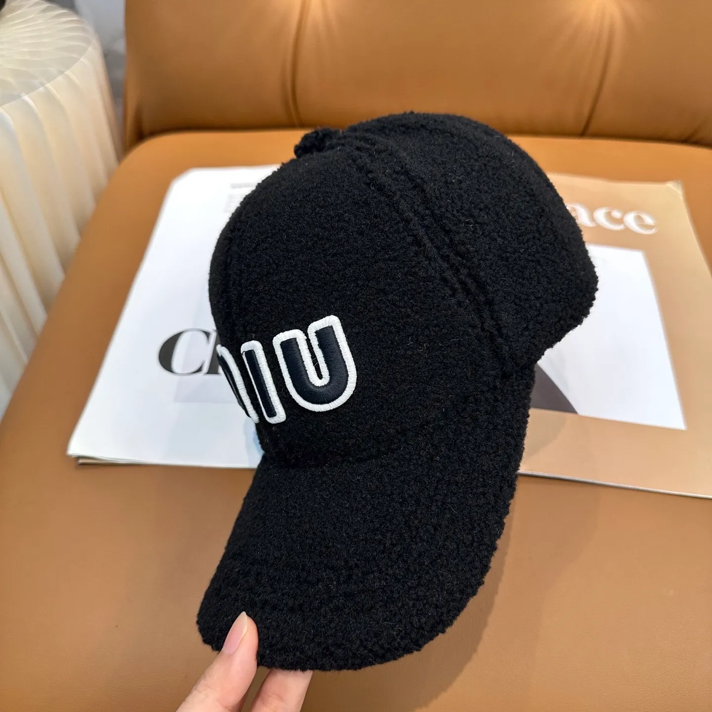 P56 miumiu~The new autumn and winter lamb wool baseball cap~ It is a super perfect interpretation of the sweet and cool style. I just love it so much❤️ The top is sexy and handsome. Both are online! No girl can refuse a fluffy item.
