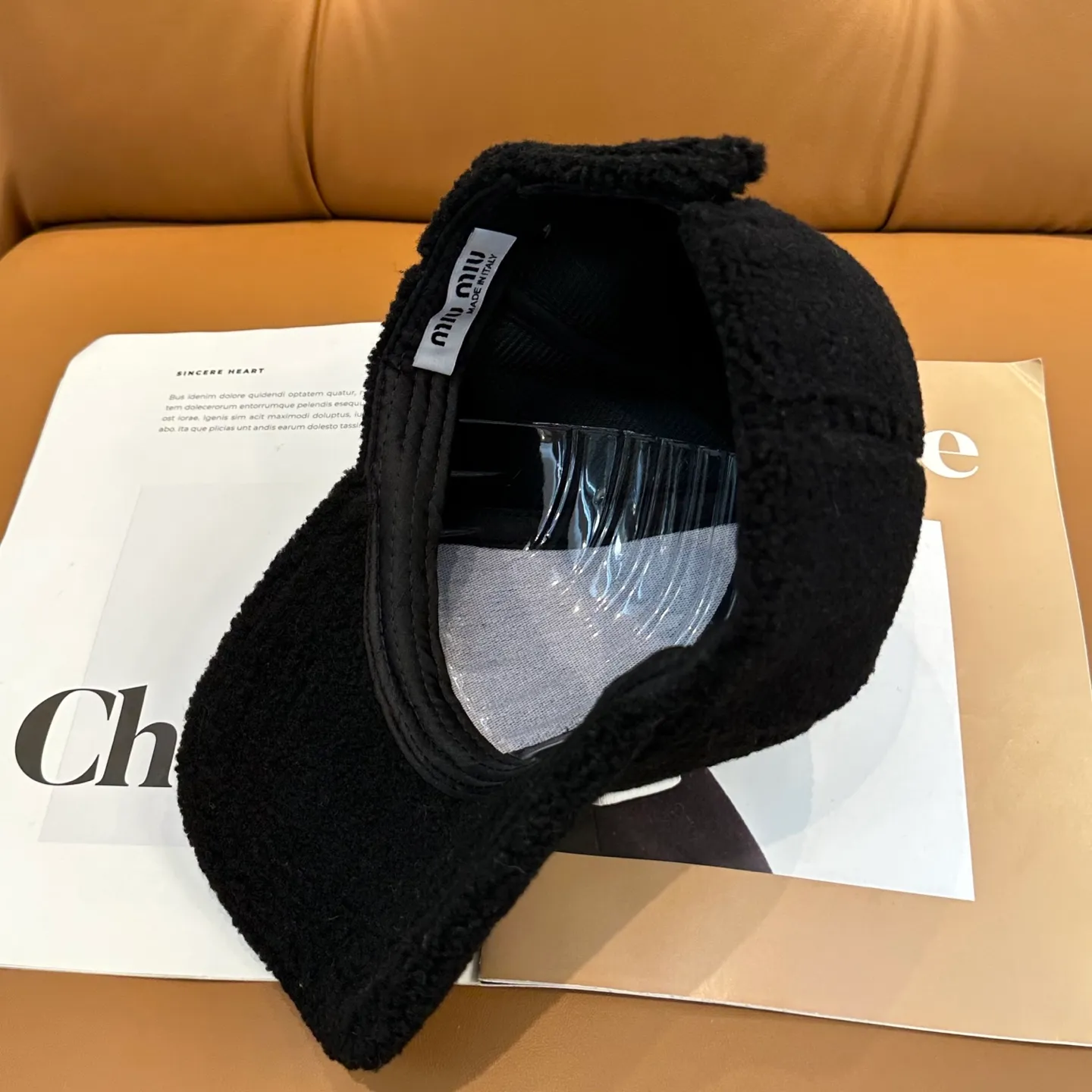 P56 miumiu~The new autumn and winter lamb wool baseball cap~ It is a super perfect interpretation of the sweet and cool style. I just love it so much❤️ The top is sexy and handsome. Both are online! No girl can refuse a fluffy item.