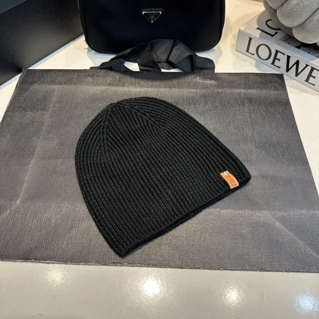 P50 MiuMiu Miu Miu's best-selling model, miumiu's new fall and winter counter knitted woolen hats for men and women, with first-class texture, perfect for going out on the street!