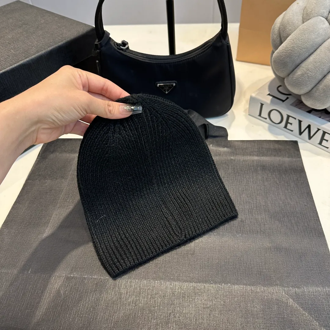 P50 MiuMiu Miu Miu's best-selling model, miumiu's new fall and winter counter knitted woolen hats for men and women, with first-class texture, perfect for going out on the street!