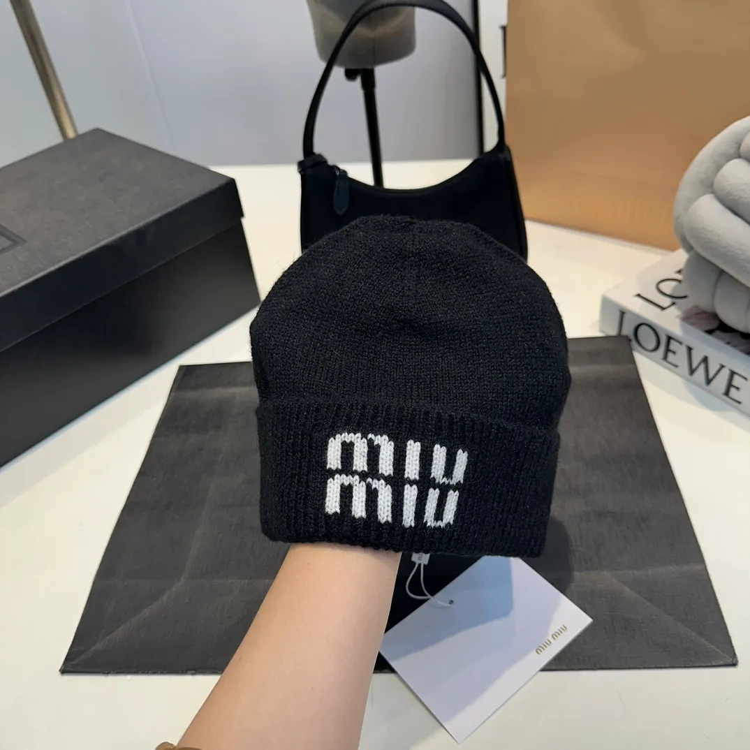 P60 MiuMiu～The new autumn and winter cold hat knitted hat is super soft and elastic, very warm, and has an amazing concave shape