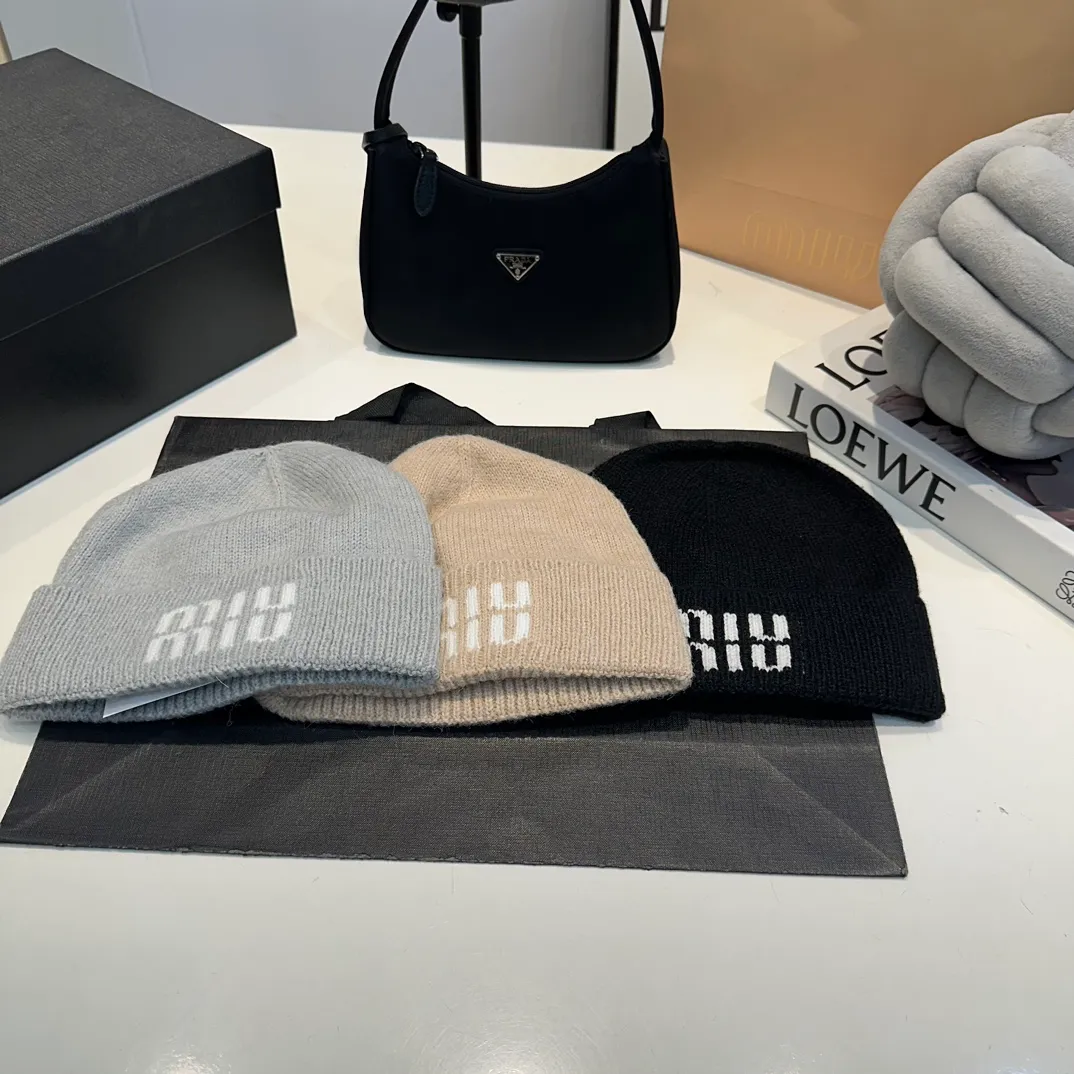 P60 MiuMiu～The new autumn and winter cold hat knitted hat is super soft and elastic, very warm, and has an amazing concave shape
