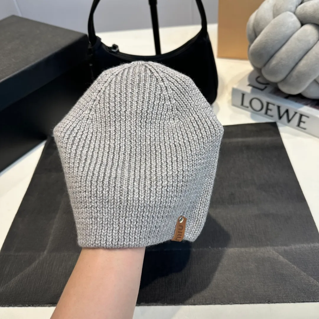 P50 MiuMiu Miu Miu's best-selling model, miumiu's new fall and winter counter knitted woolen hats for men and women, with first-class texture, perfect for going out on the street!