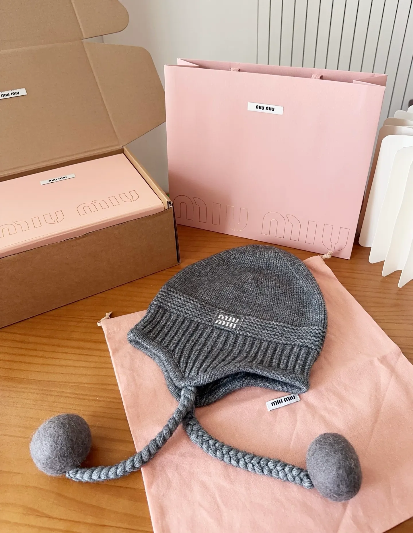💰70 miumiu autumn and winter woolen hat This high-grade gray dyeing is very difficult to dye! What's more, the material of rabbit fur is like starting from scratch! Highly recommend to everyone. This hat goes well with any type of clothing. It can be both casual and sweet!