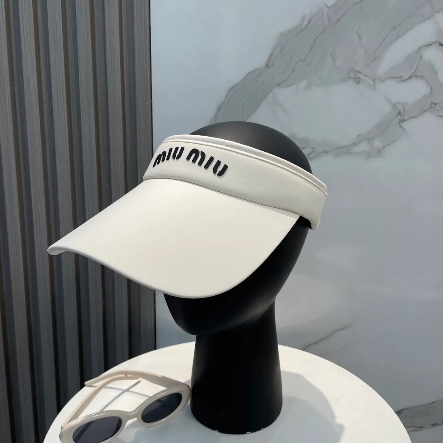 P60miumiuMiu Miu💞 Summer ice silk empty top hat. The empty top sun protection hat does not delay the ponytail~ The ice silk fabric is practical and beautiful! The design of the large brim can effectively block ultraviolet rays. Multiple colors available.
