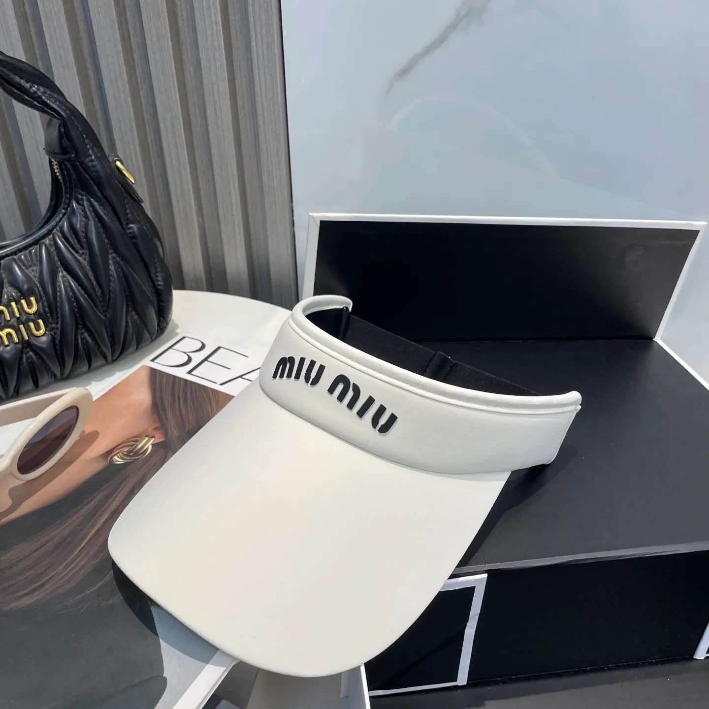 P60miumiuMiu Miu💞 Summer ice silk empty top hat. The empty top sun protection hat does not delay the ponytail~ The ice silk fabric is practical and beautiful! The design of the large brim can effectively block ultraviolet rays. Multiple colors available.