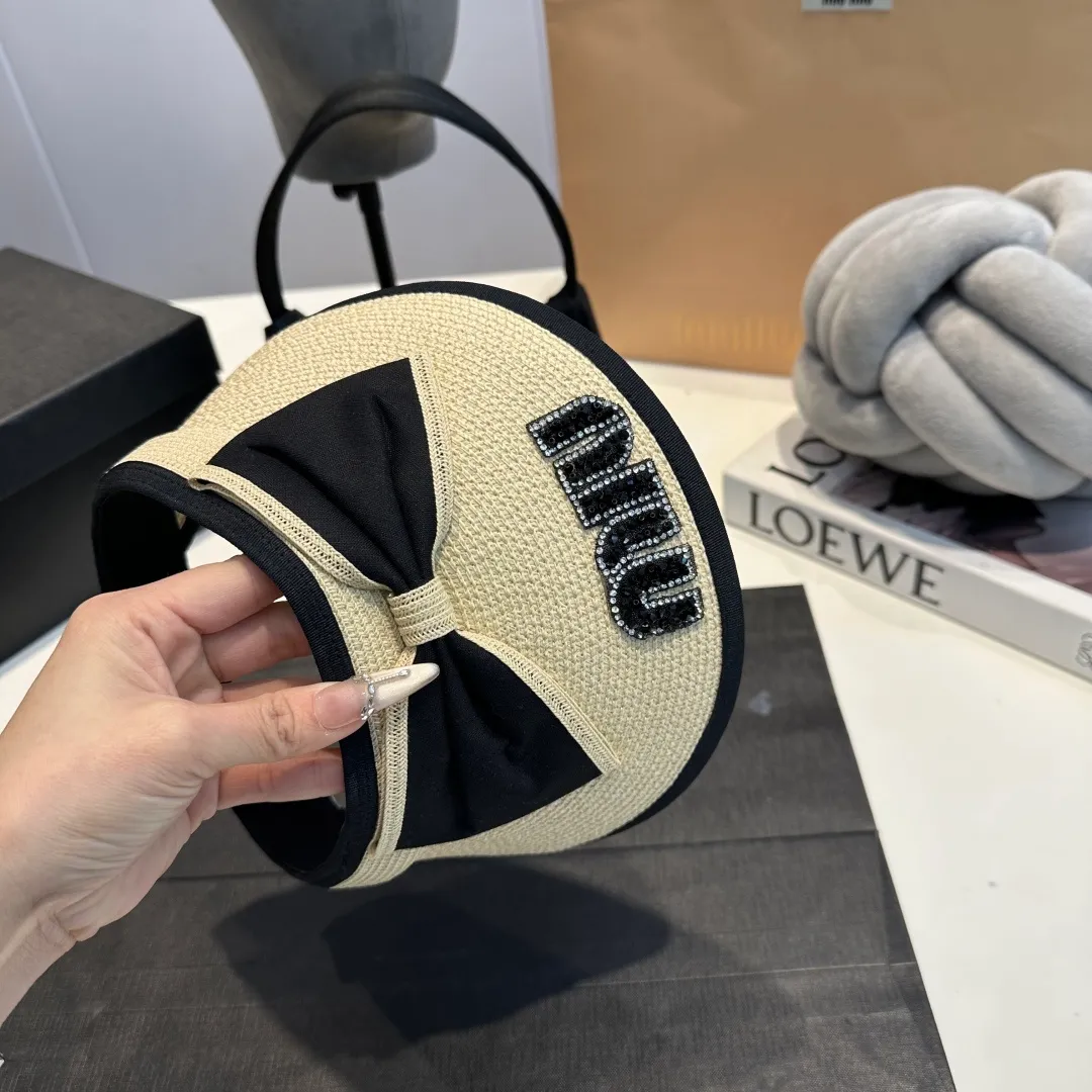 P80 miumiu empty top hat, a must-have item in summer, because it is so easy to match, and it is really super artistic in summer when paired with cool summer style ~ Just wear a little white skirt and you can attract the attention of blockbusters ~