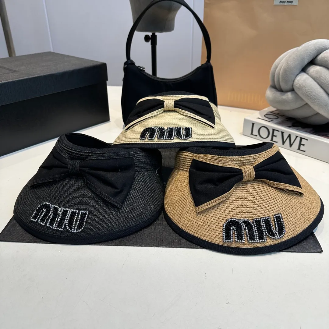 P80 miumiu empty top hat, a must-have item in summer, because it is so easy to match, and it is really super artistic in summer when paired with cool summer style ~ Just wear a little white skirt and you can attract the attention of blockbusters ~