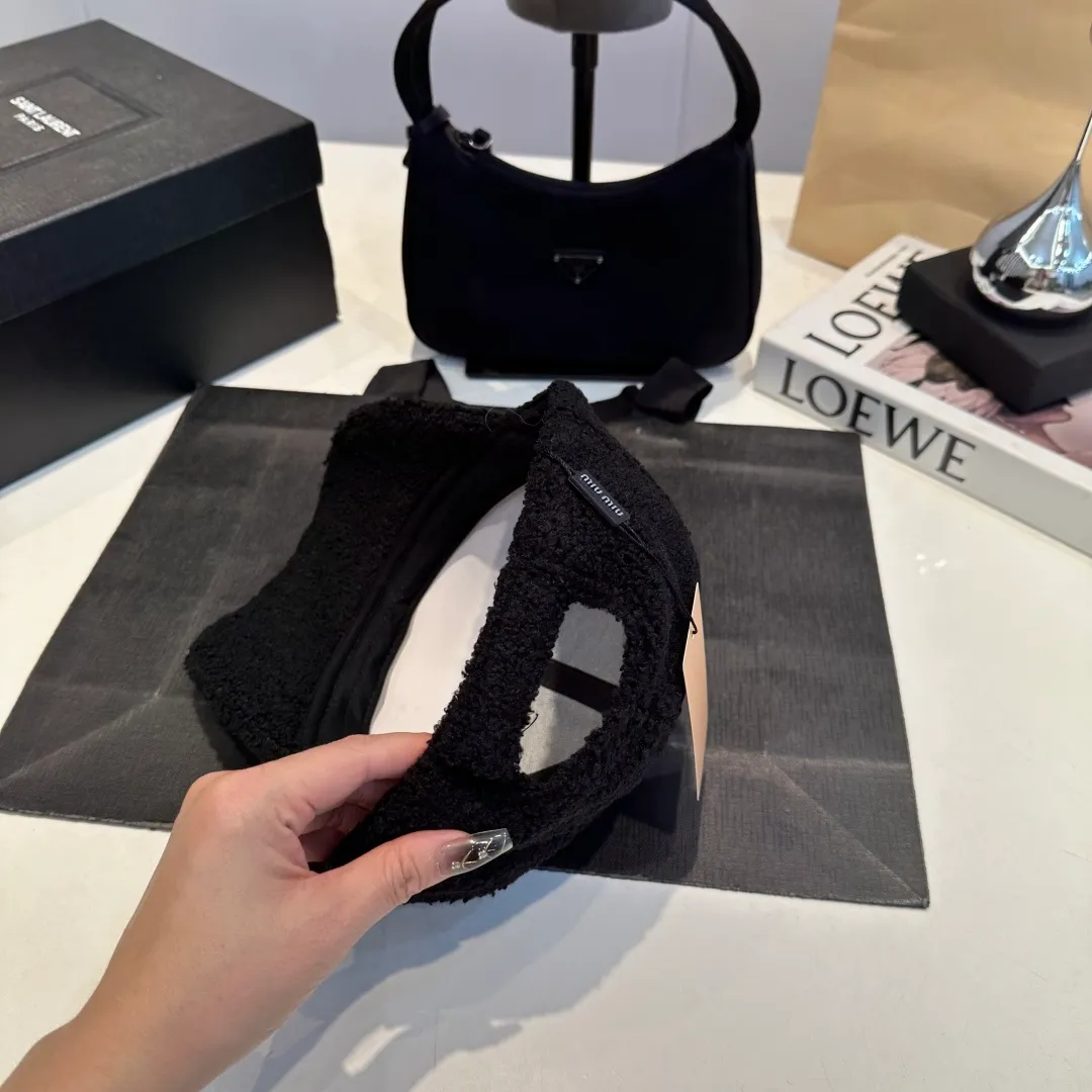 P60 miumiu 25 autumn and winter new lamb wool letter baseball cap