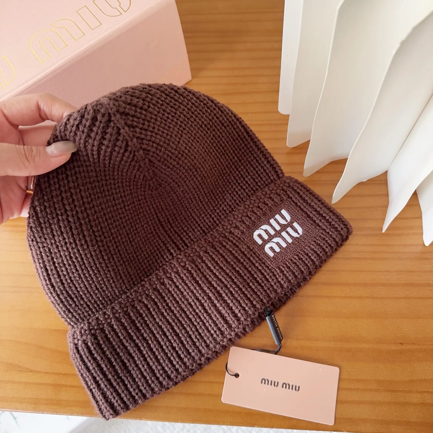 💰60 miumiu’s most popular knitted hat at the Miu Miu counter! Xiaohongshu’s new product is released, it’s so 🉑️, high-elastic fabric, classic colors, same style for men and women.