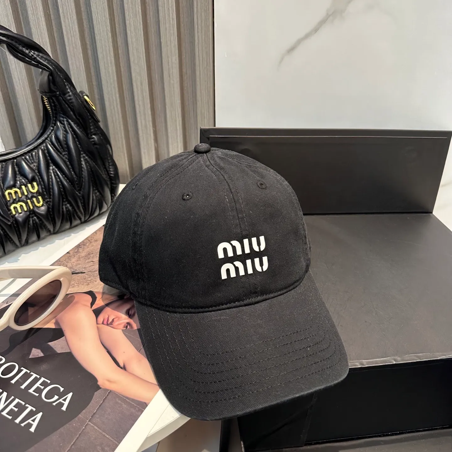 P56 miumiu Miu Miu's new candy-colored simple baseball cap. The hottest color at the moment - full of street style! Trendy and versatile, Xiaohongshu grows grass, poison, get your boyfriend, and cool together