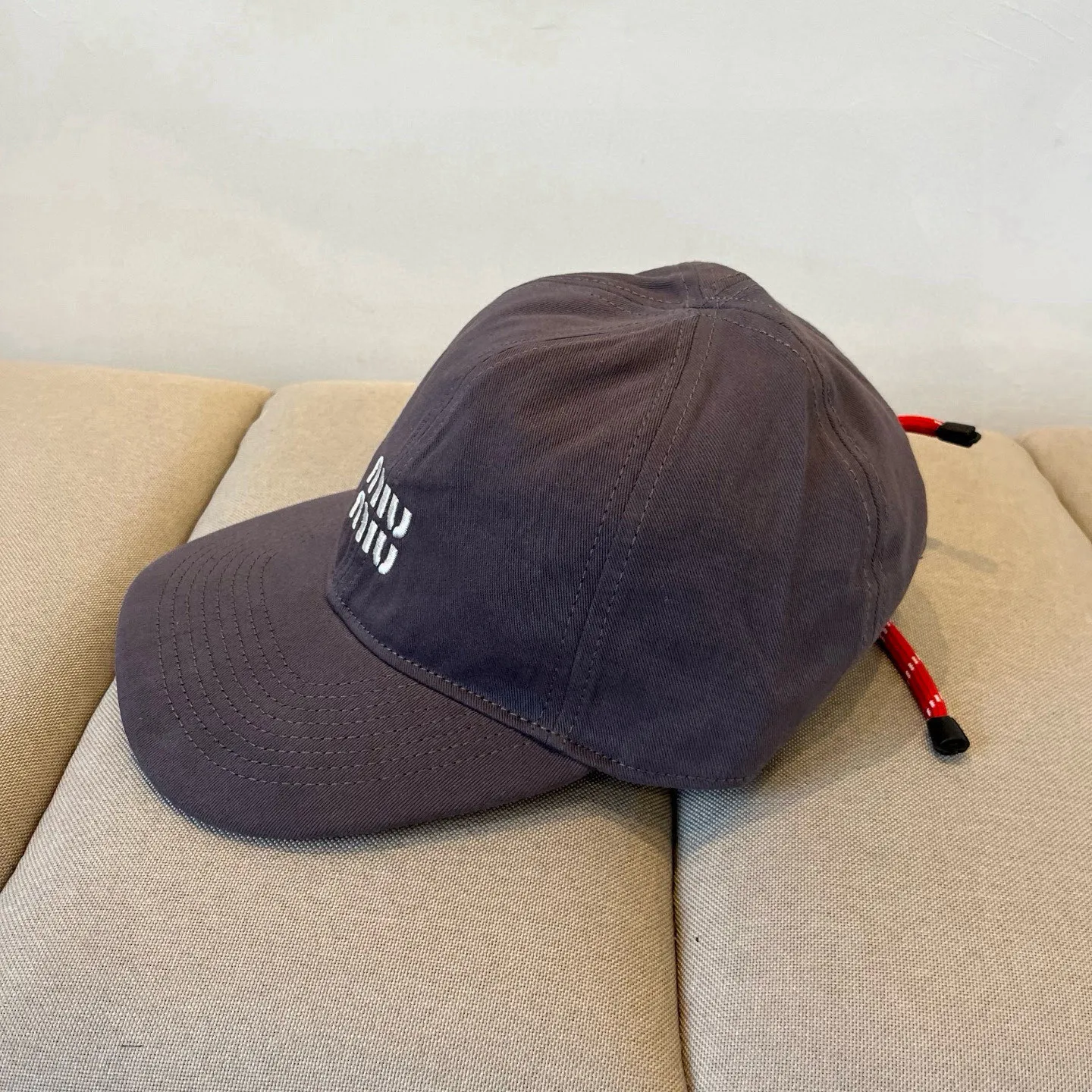 P60 miumiu original spring and summer new baseball cap, authentic mold-making and custom-made, the original workmanship is meticulous and the quality is superb!