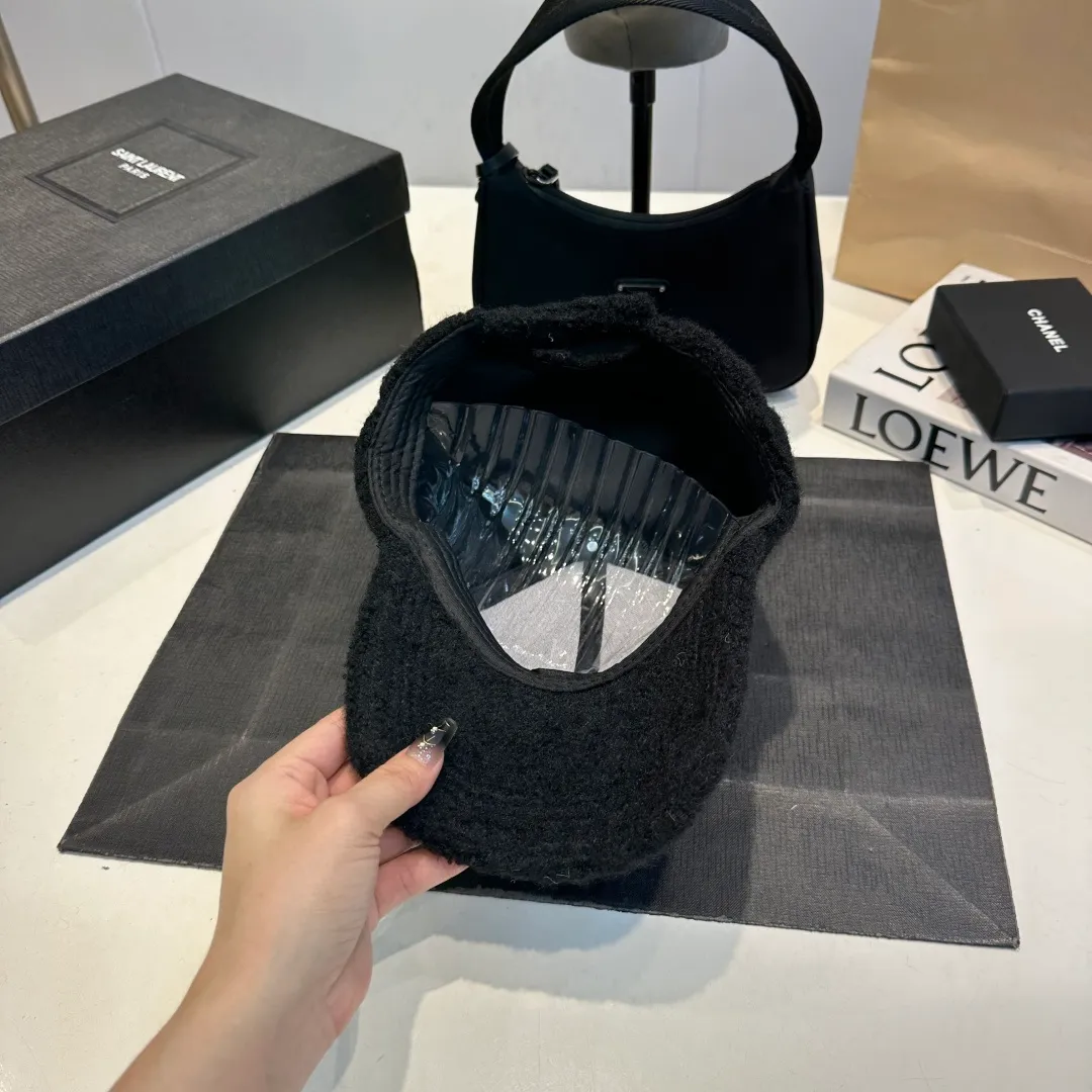 P56 Miumiu Miumiu new order style embroidered baseball cap🧢Big brand style is super easy to match, get it now!