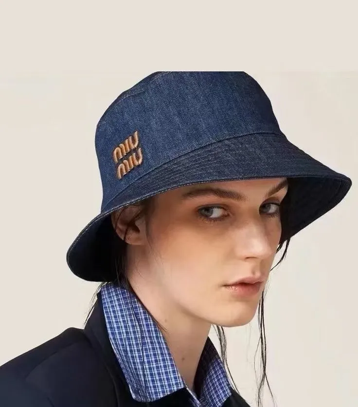 P70 miumiu denim embroidered bucket hat, same style for men and women. Imported twill Japanese denim provided by a designated supplier, durable and durable, with a delicate feel. The embroidered miumiu logo on the front adds a finishing touch, grosgrain lining, technical sweatband, and Velcro to adjust the size.          Blue denim, black denim 2⃣️ colors.