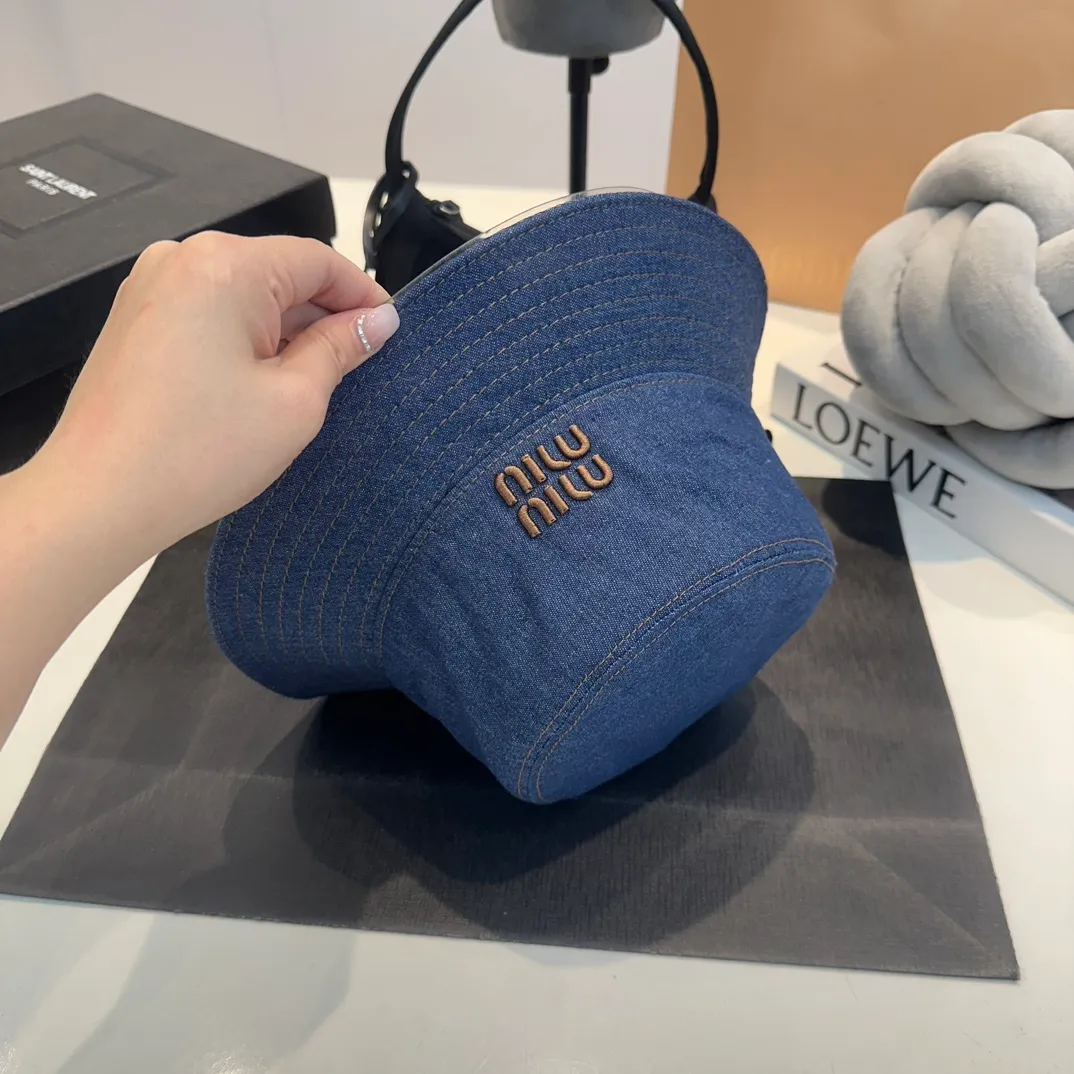 P70 miumiu denim embroidered bucket hat, same style for men and women. Imported twill Japanese denim provided by a designated supplier, durable and durable, with a delicate feel. The embroidered miumiu logo on the front adds a finishing touch, grosgrain lining, technical sweatband, and Velcro to adjust the size.          Blue denim, black denim 2⃣️ colors.
