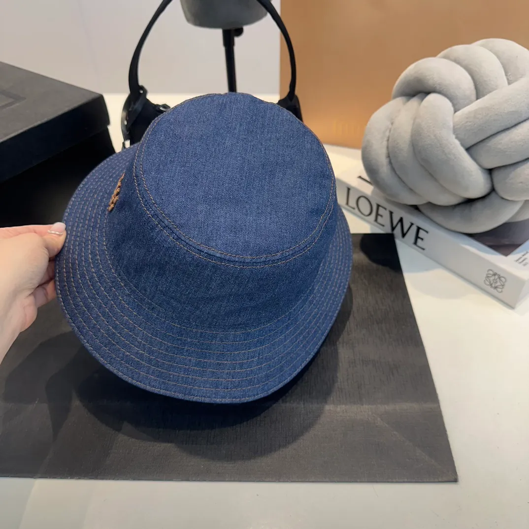 P70 miumiu denim embroidered bucket hat, same style for men and women. Imported twill Japanese denim provided by a designated supplier, durable and durable, with a delicate feel. The embroidered miumiu logo on the front adds a finishing touch, grosgrain lining, technical sweatband, and Velcro to adjust the size.          Blue denim, black denim 2⃣️ colors.