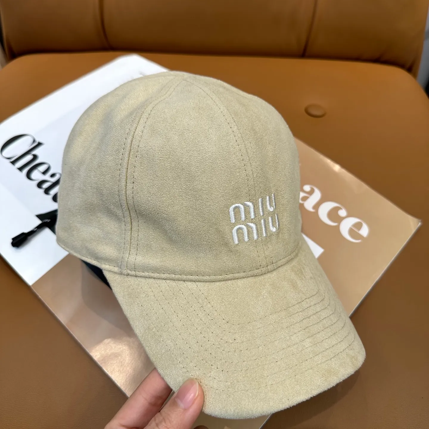 P70 miumiu Miu Miu's new leather baseball cap. The colors are so special~ Close your eyes and look in. They are all white colors. Same style for men and women.