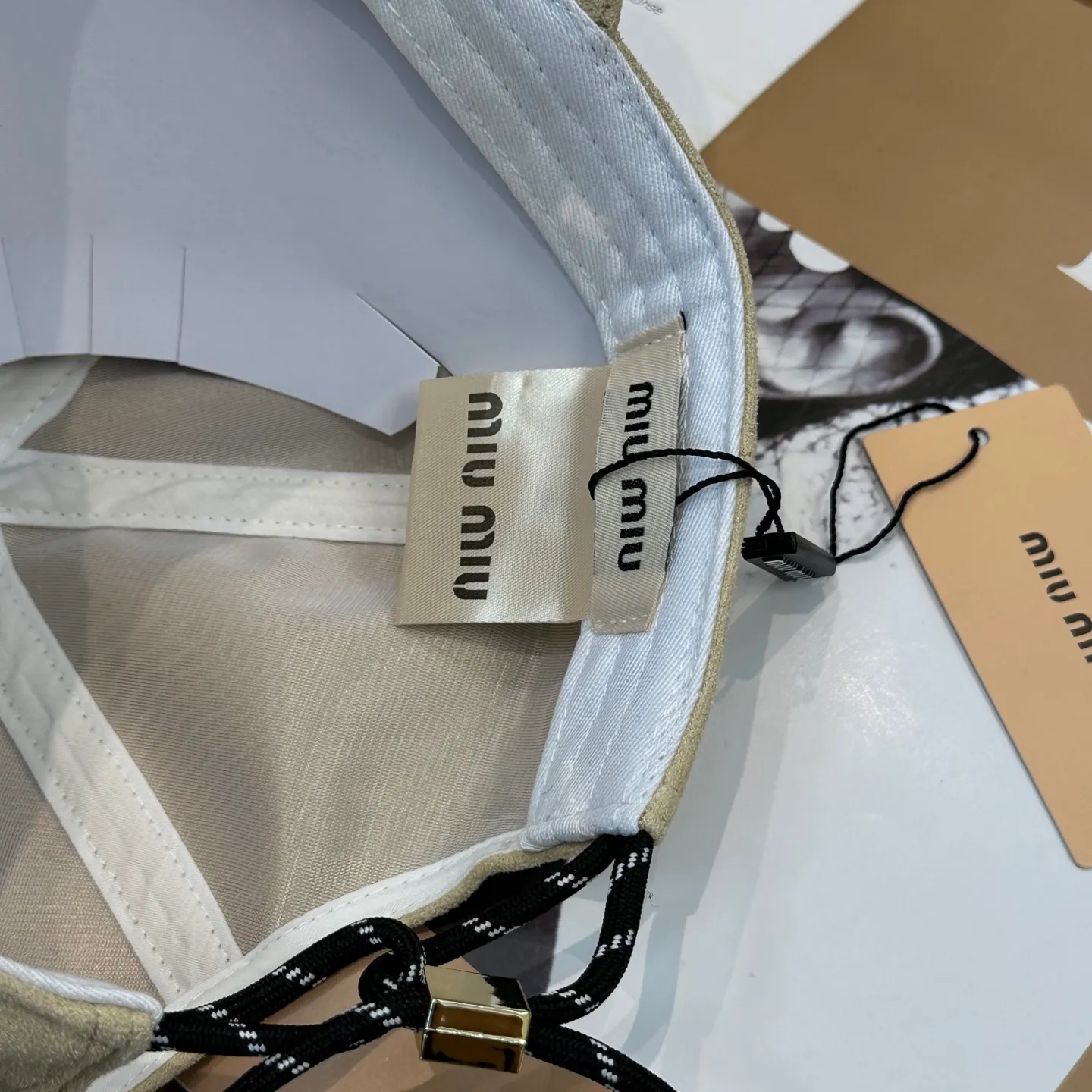 P70 miumiu Miu Miu's new leather baseball cap. The colors are so special~ Close your eyes and look in. They are all white colors. Same style for men and women.