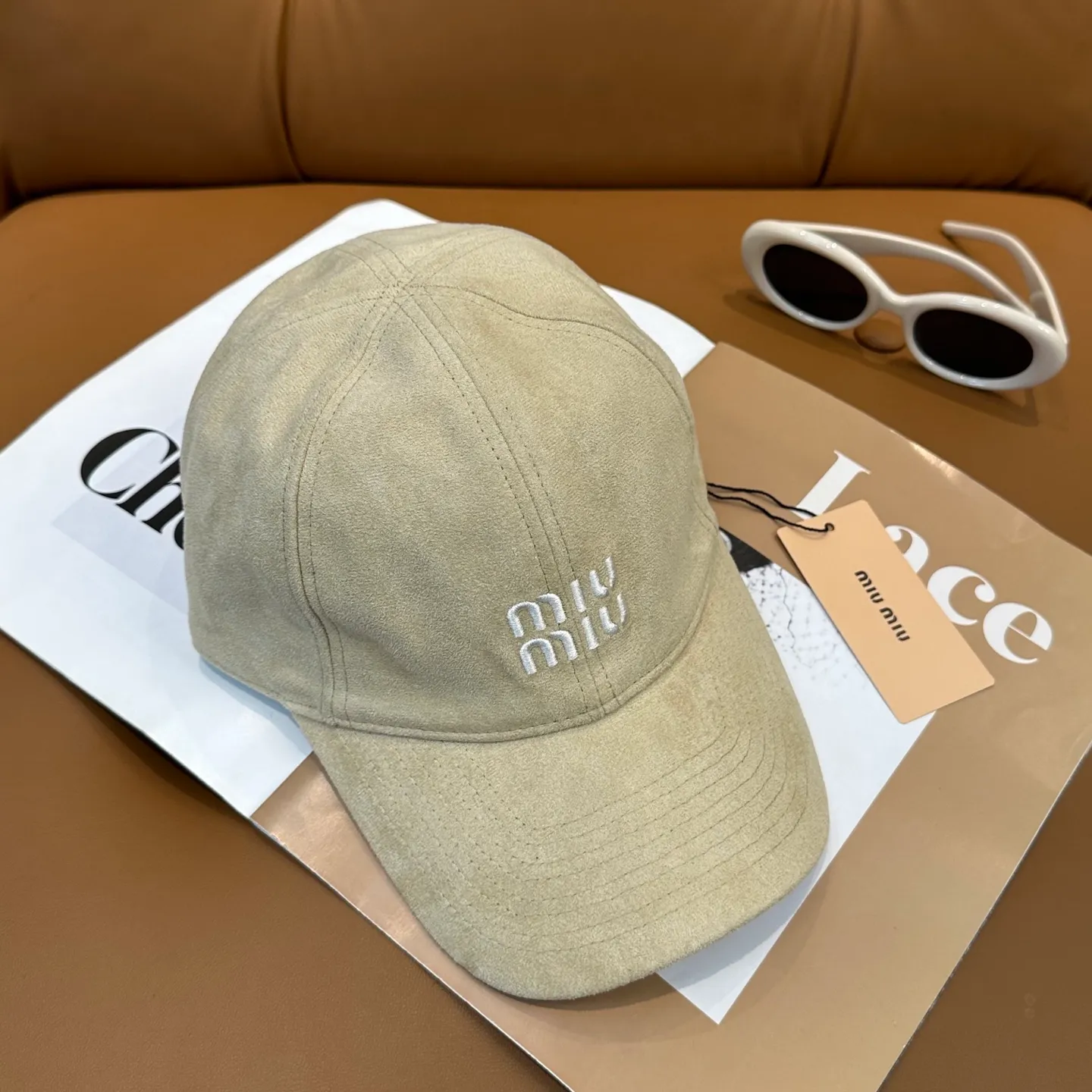 P70 miumiu Miu Miu's new leather baseball cap. The colors are so special~ Close your eyes and look in. They are all white colors. Same style for men and women.