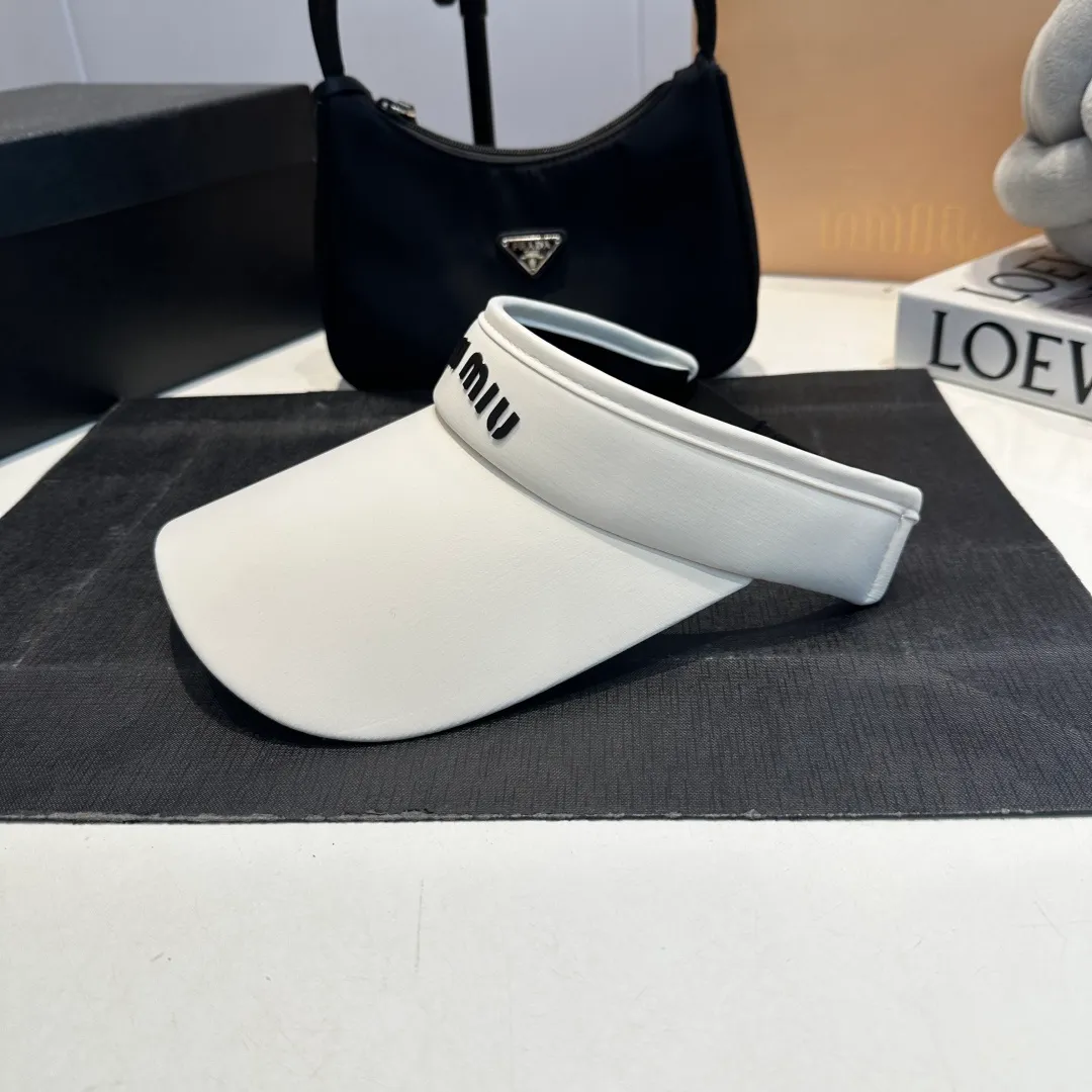 P50 miumiu empty top sun hat, clean silhouette design! Wearing it on any face shape will look like a slap in the face! It not only protects you from the sun but also increases the height of your skull. The key is that it doesn’t block your view at all! It’s suitable for sports or traveling.
