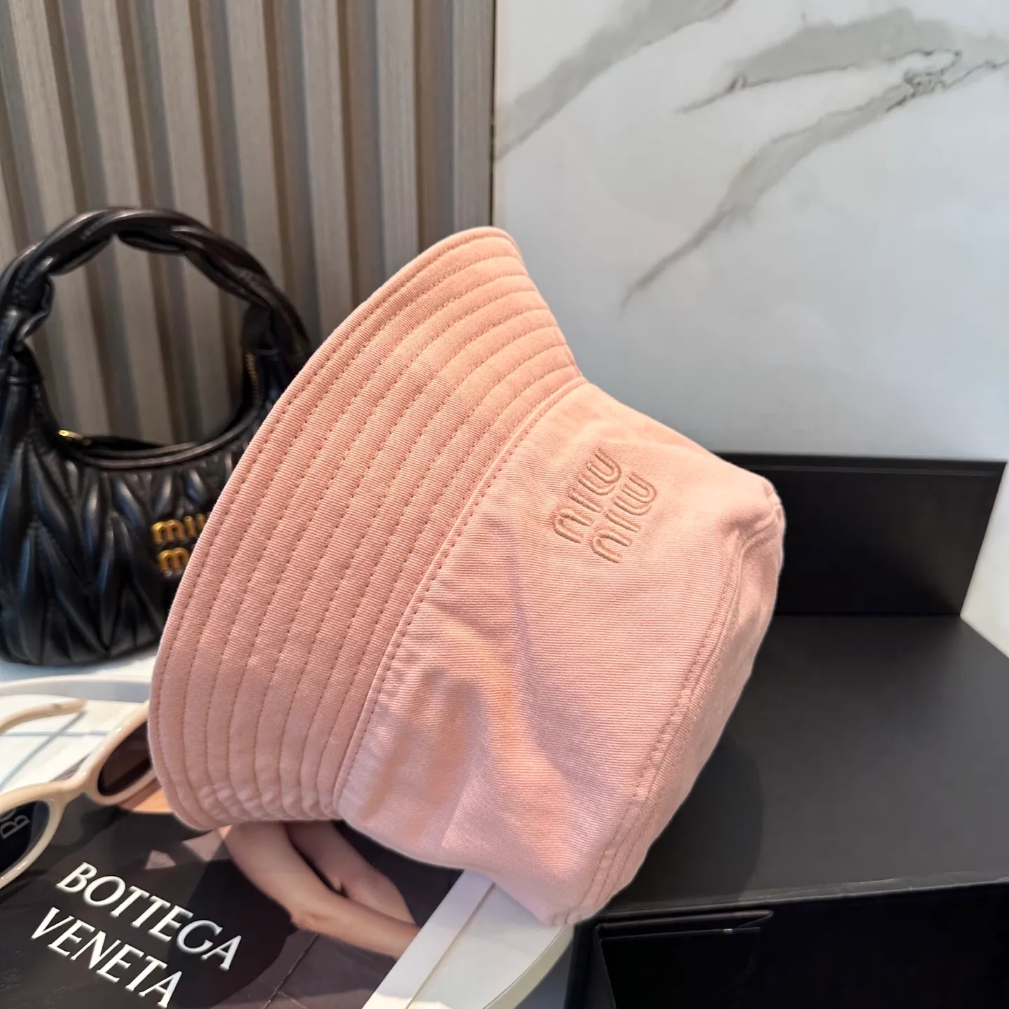 P74💛 Comes with dust bag. [Miumiu Miu Miu] New order style embroidered fisherman hat🧢Big brand style is super easy to match, hurry up and get it!