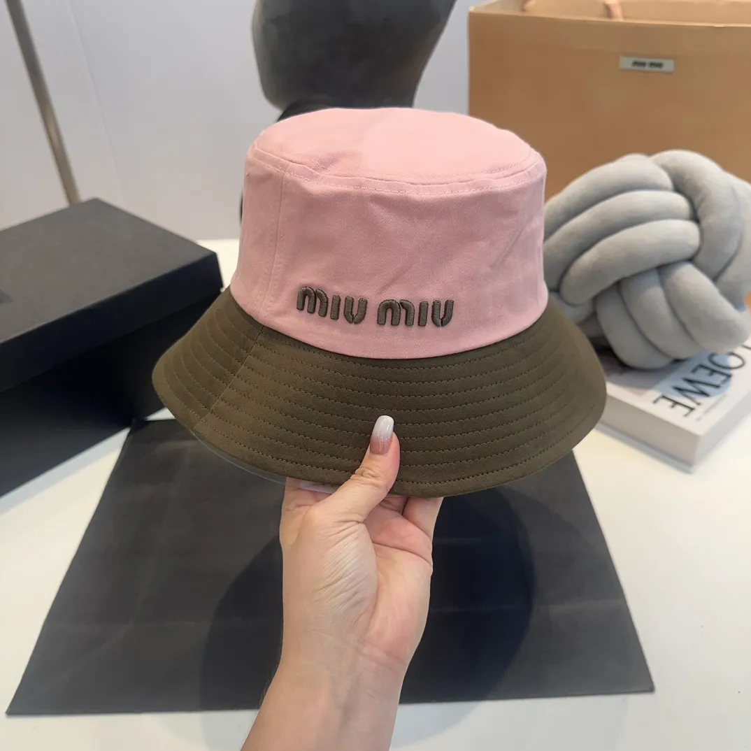 P56 MiuMiu Miu Miu girl's daily bucket hat. A very versatile baseball cap. Classic embroidered logo. Versatile and fashionable.
