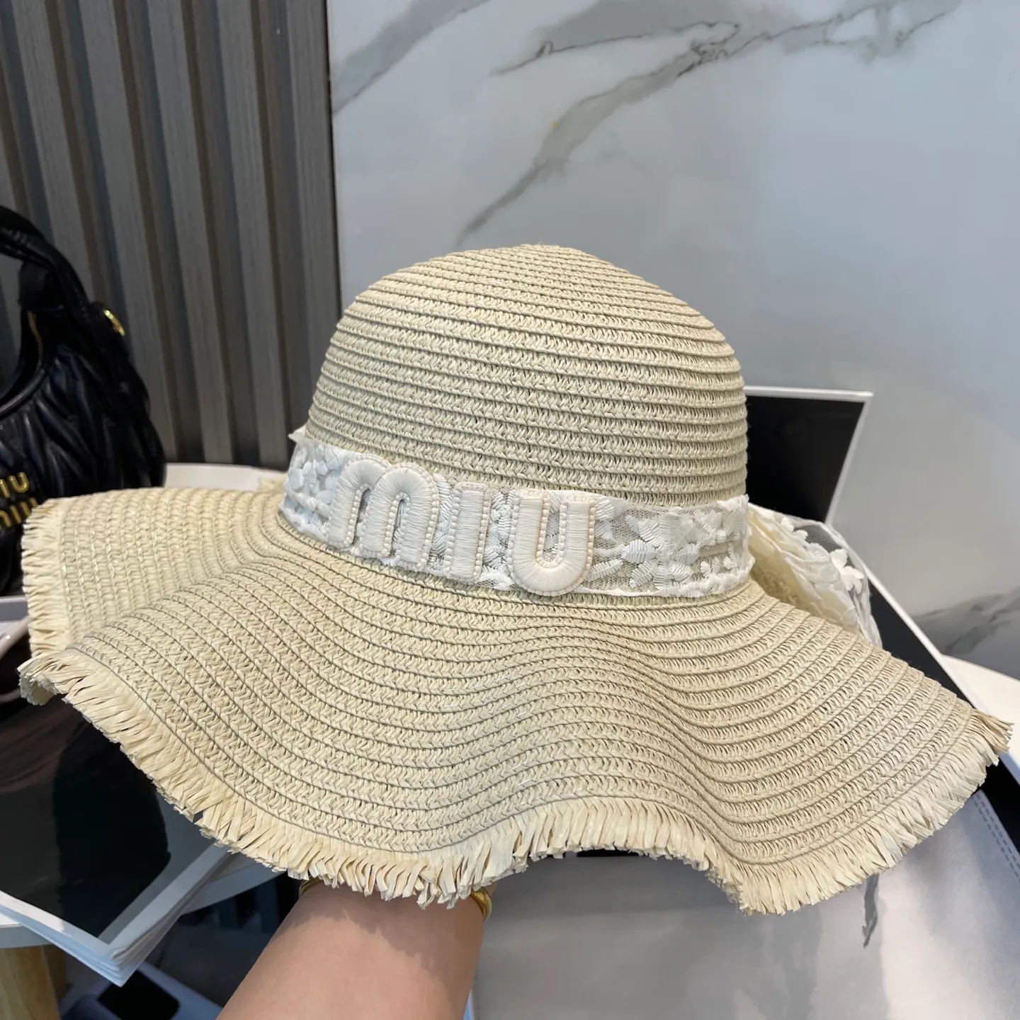 P70 Miumiu 2025 new straw hat, advanced customization, lady style, attention to detail, sun protection and UV protection in summer, a must-have for travel, versatile and good-looking