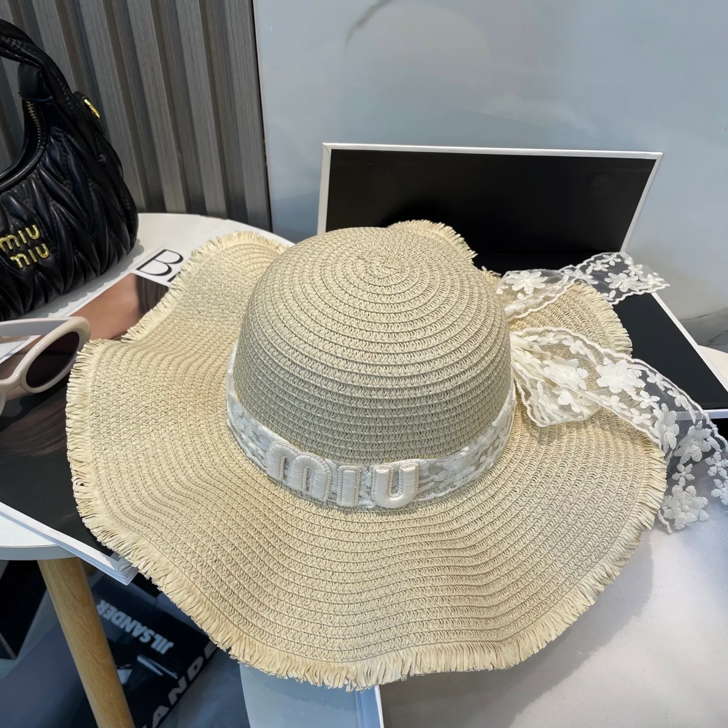 P70 Miumiu 2025 new straw hat, advanced customization, lady style, attention to detail, sun protection and UV protection in summer, a must-have for travel, versatile and good-looking