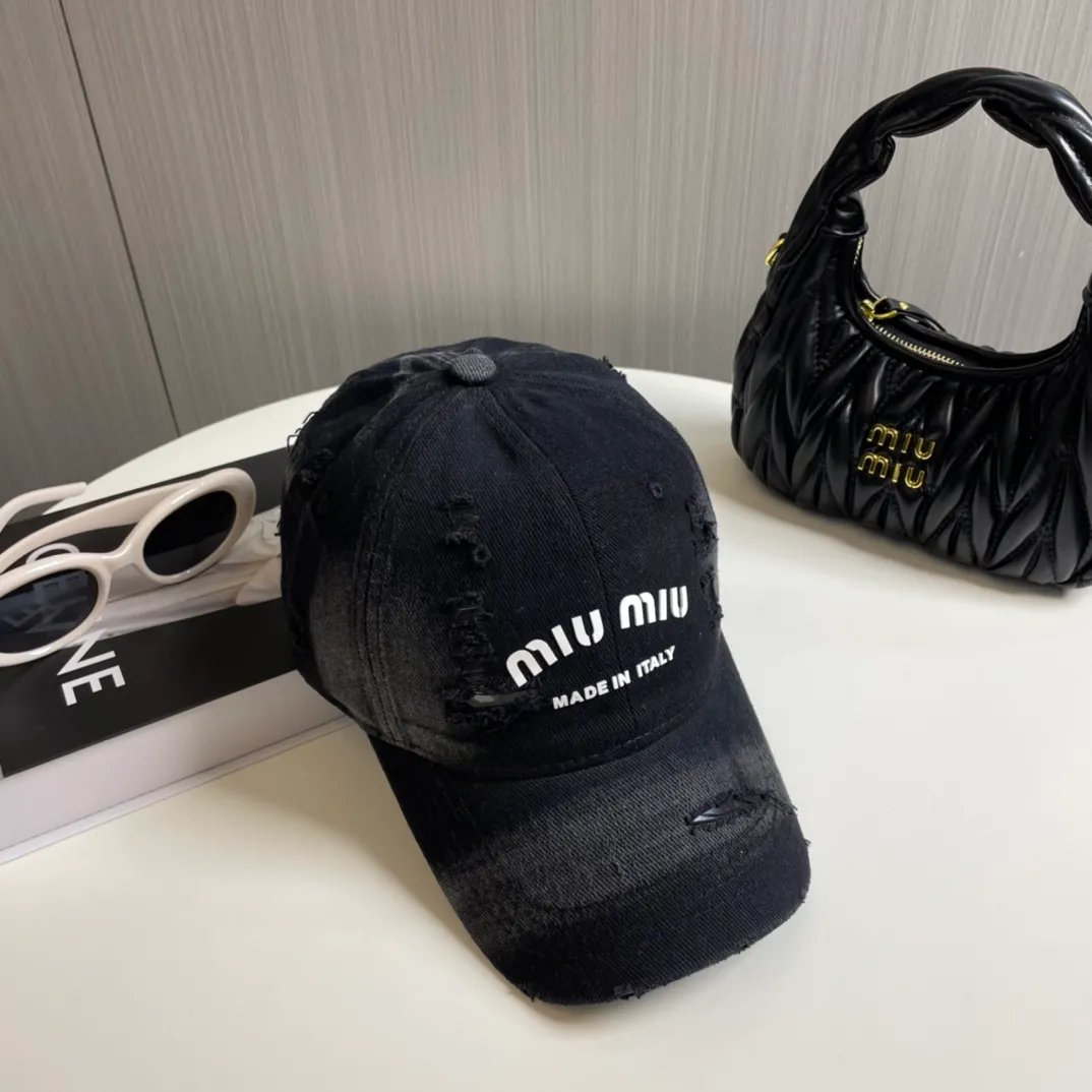 P70 miumiu new solid color baseball cap, the hottest color at the moment - full of street style! Trendy and versatile, Xiaohongshu grows grass, poison, get your boyfriend, and cool together