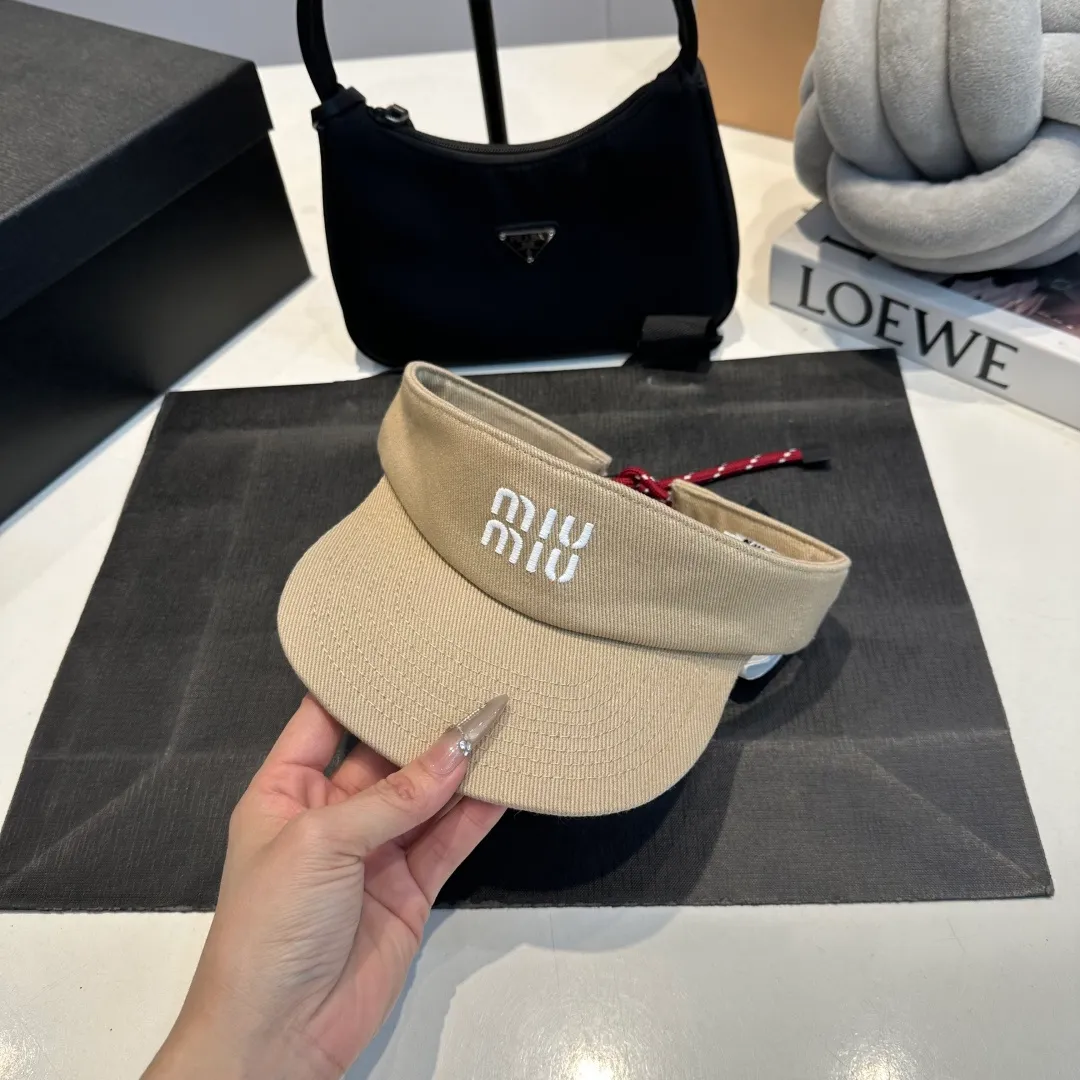 P80 MIUMIU sports and fitness empty top hat made of pure cotton. Whether it is cycling, running, tennis, playing, yoga, or daily outings, it is more outstanding. It can also provide sun protection and shade. It kills two birds with one stone. The product design of a big brand is simple and fashionable!    The material is comfortable and not stuffy🥵It has a very concave shape. Once you put it on, you will instantly lift your head🆙 It has classic colors🖤🤍. Colors can increase the sense of vitality💖