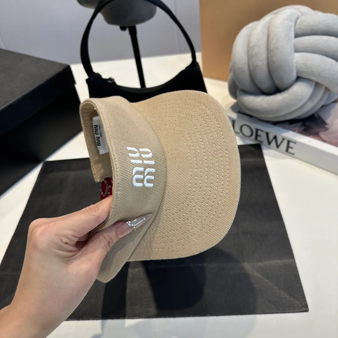 P80 MIUMIU sports and fitness empty top hat made of pure cotton. Whether it is cycling, running, tennis, playing, yoga, or daily outings, it is more outstanding. It can also provide sun protection and shade. It kills two birds with one stone. The product design of a big brand is simple and fashionable!    The material is comfortable and not stuffy🥵It has a very concave shape. Once you put it on, you will instantly lift your head🆙 It has classic colors🖤🤍. Colors can increase the sense of vitality💖