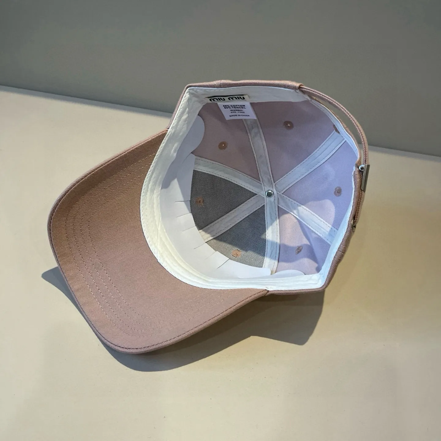 P60 miumiu original spring and summer new baseball cap, authentic mold-making and custom-made, the original workmanship is meticulous and the quality is superb!