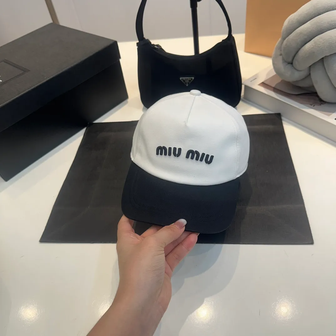 P56 MiuMiu Miu Miu girl's daily baseball cap. A very versatile baseball cap. Classic embroidered logo. Black and white contrasting colors. Versatile and fashionable.