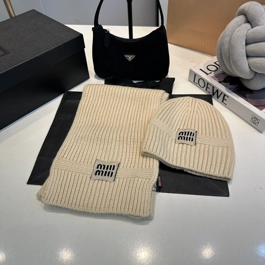 P200 miumiu two-piece knitted hat set, popular at Miumiu counter. Hat + scarf. New product released by Xiaohongshu. Very warm. High-elastic fabric. Classic colors. Same style for men and women.