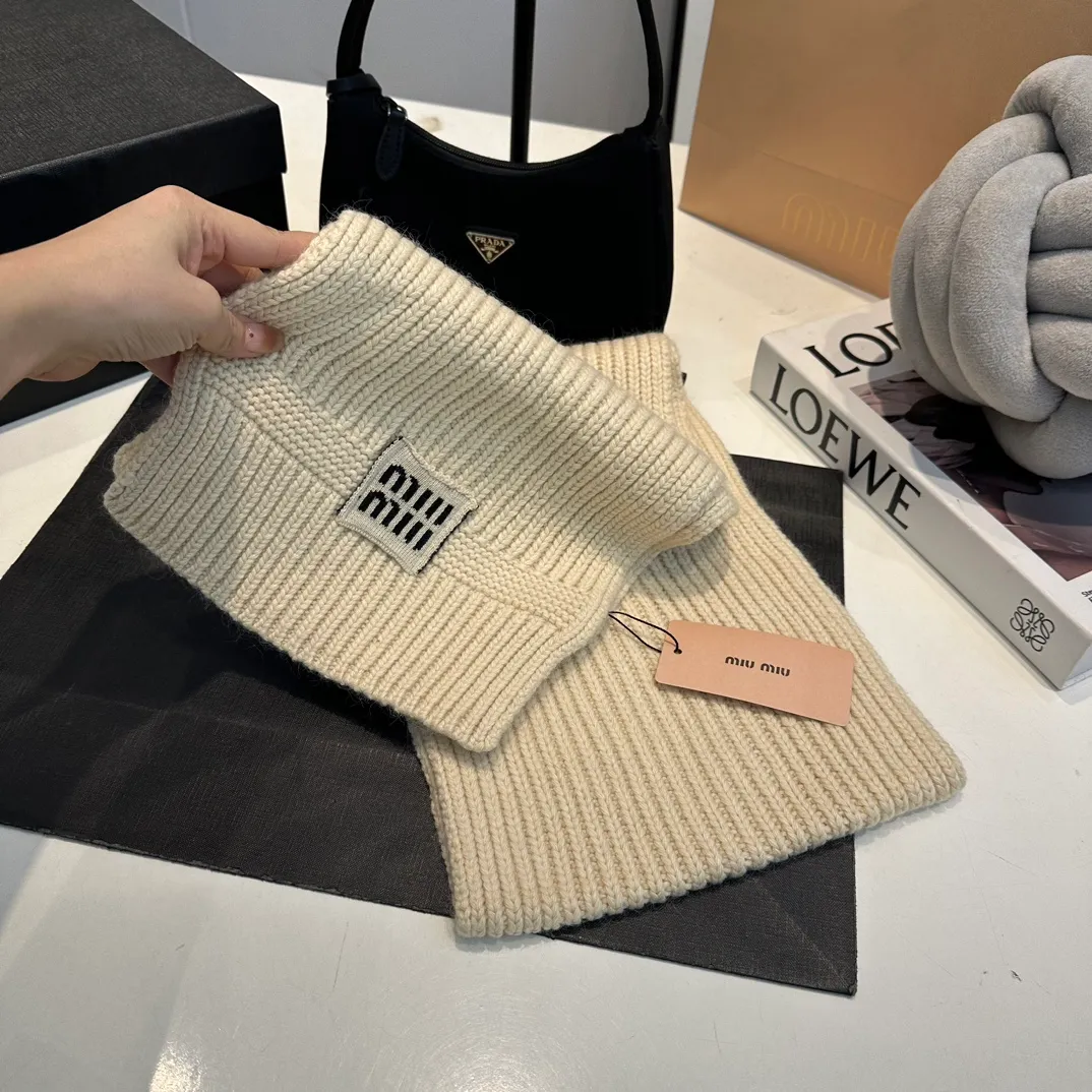 P200 miumiu two-piece knitted hat set, popular at Miumiu counter. Hat + scarf. New product released by Xiaohongshu. Very warm. High-elastic fabric. Classic colors. Same style for men and women.